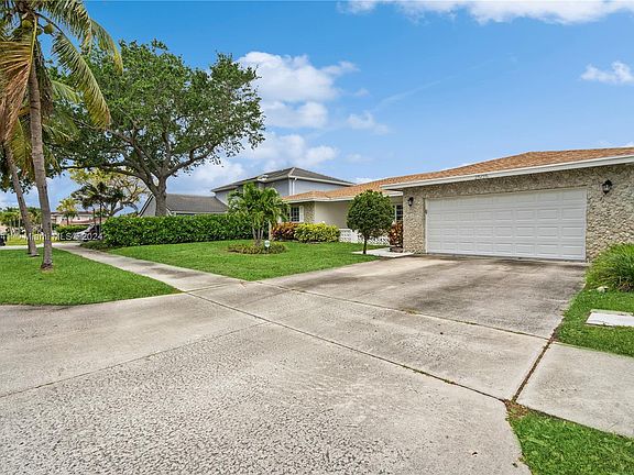 4th image of 2505 NE 35th Dr