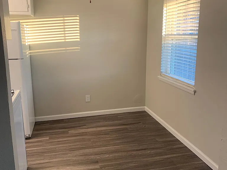 Yukon Heights Apartments — Photo 73