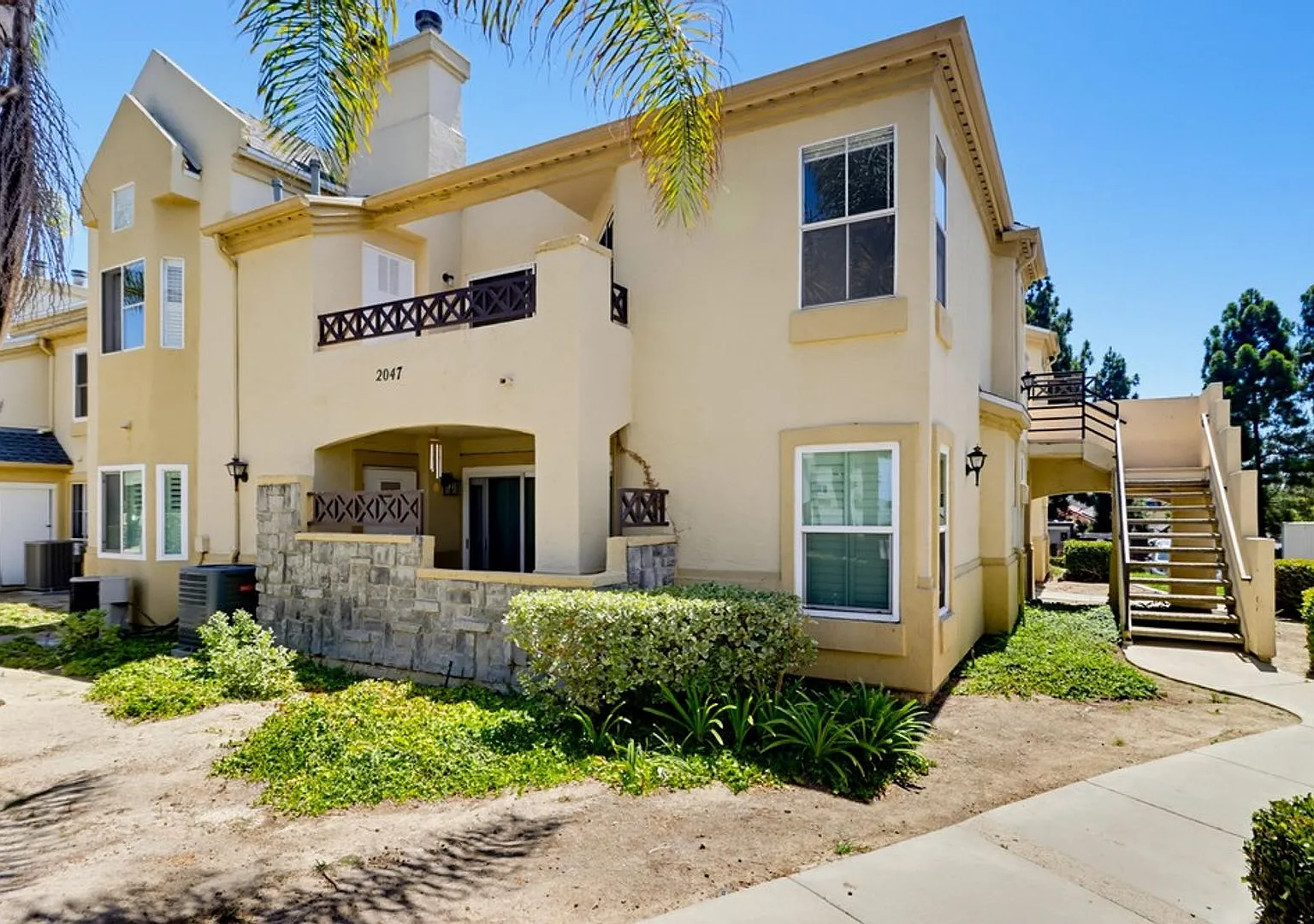 Spacious 2BR/2BA Eastlake Condo with Pool, Gym & Lake Access — Photo 1