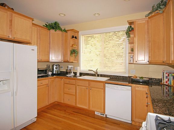 4th image of 37 Sunset Ct NW