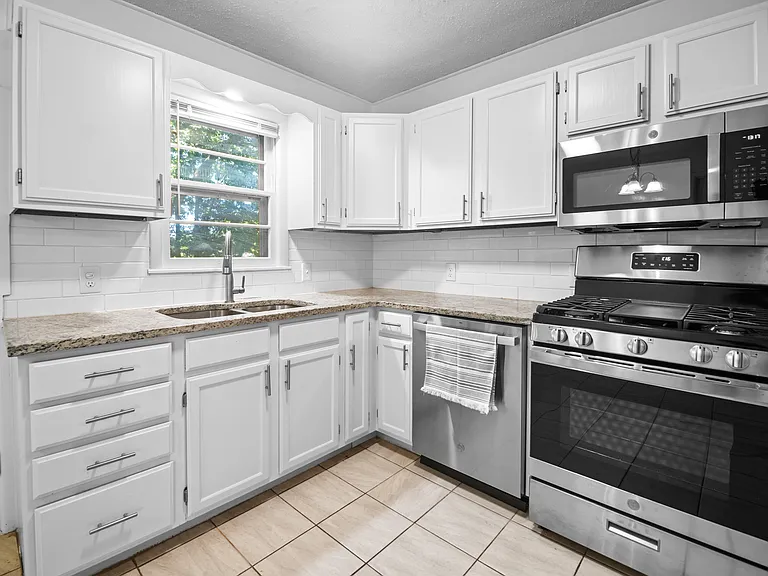 1860 Windsor Ct — Photo 11
