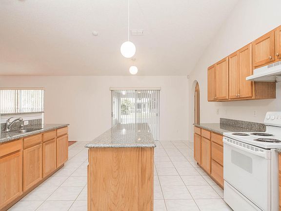 5th image of 1202 SW Airoso Blvd