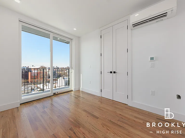 1010 Rogers Ave #4E — Photo 6
