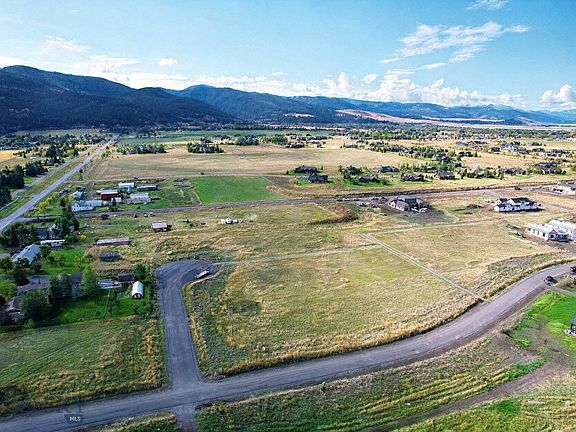 3rd image of 7 Holtz Ln