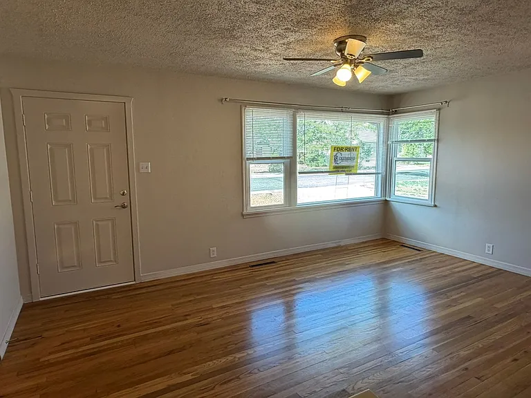 1403 Bunting Ave — Photo 6