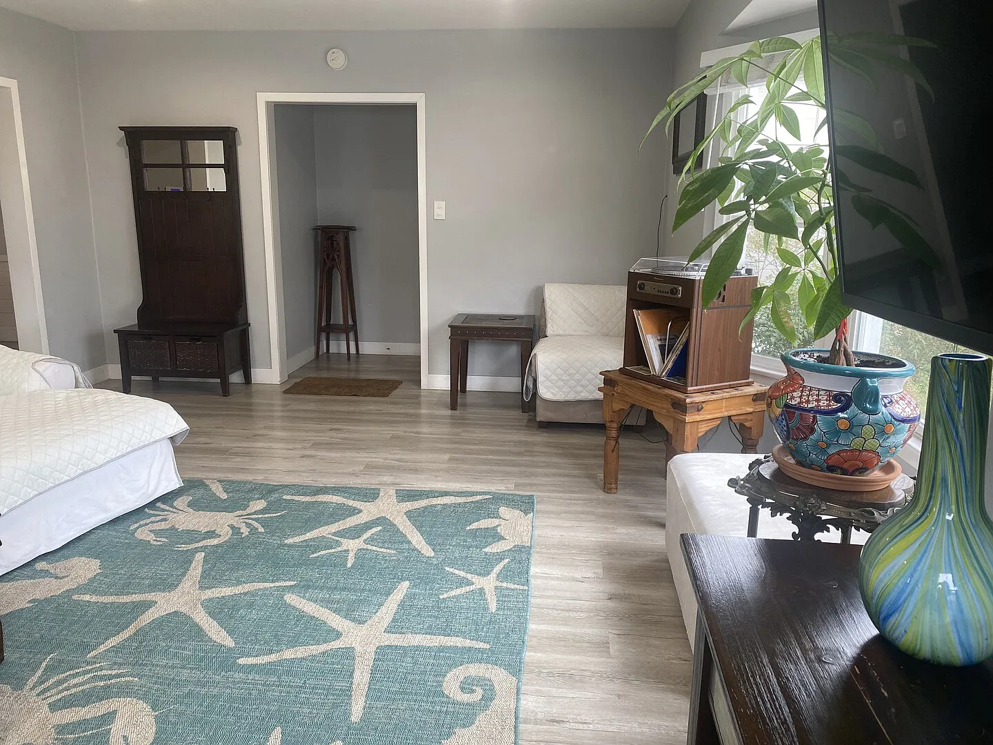 Bright and cozy, furnished home in Windsor Hills (South Los Angeles) — Photo 4