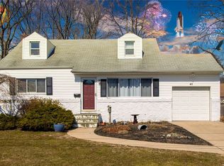41 Brookes Rd, North Babylon, NY 11703