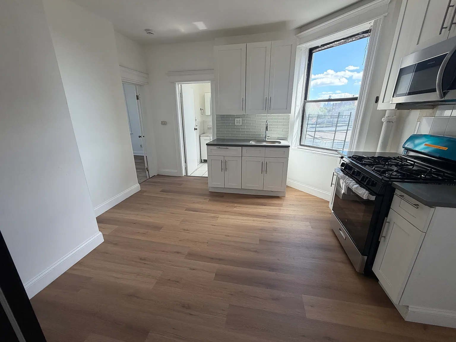 1 bed, 700 sqft, $2,100 — Photo 2