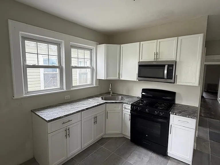 1043 Jefferson Ave #2H — Photo 2