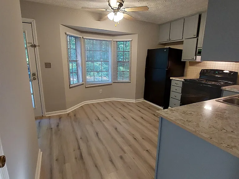 140 Hunters Ln #B — Photo 4