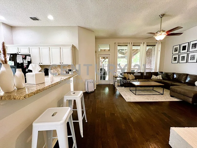 11413 Huntington Rd — Photo 15