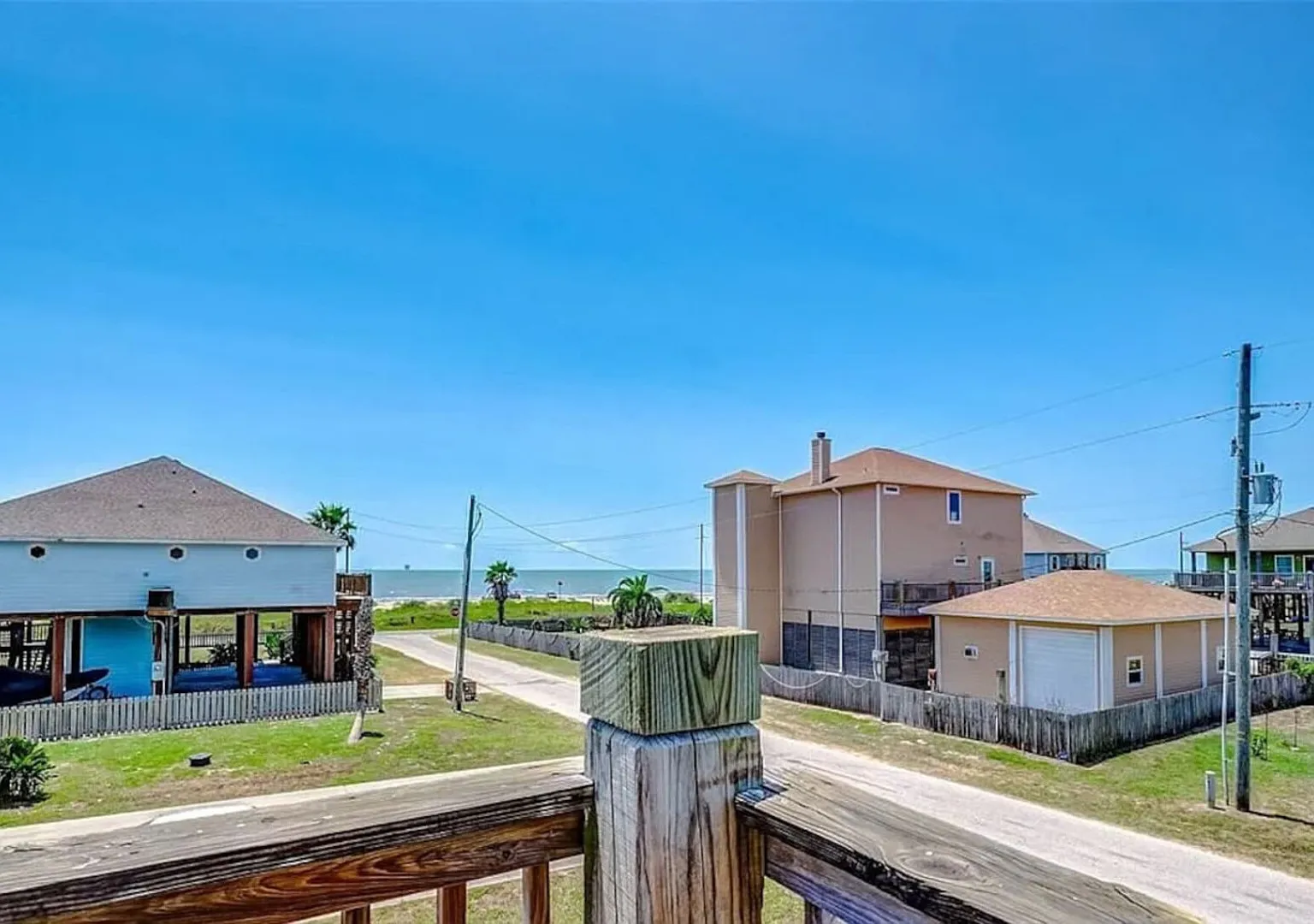 Gulf Views, Pet Friendly, Deck — Photo 2
