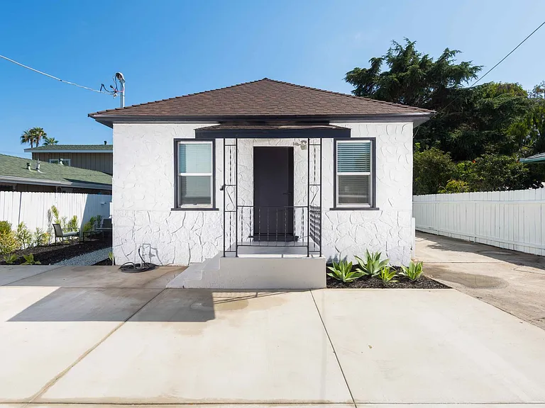 Renovated Pacific Beach Gem Steps to the Beach & Bay — Photo 11