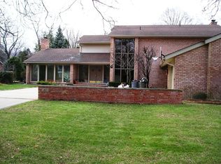 61 Woodland Shores Dr, Grosse Pointe Shores, MI 48236