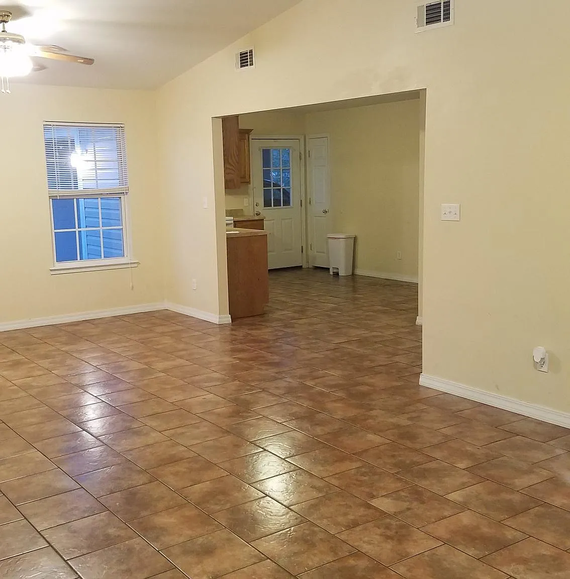 3 bed, 1300 sqft, $1,295 — Photo 2