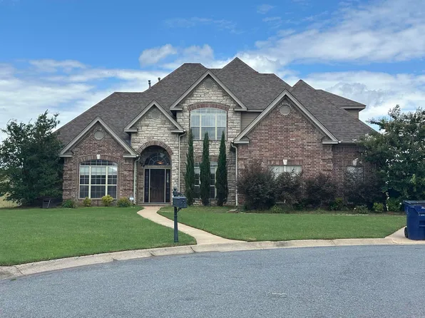 211 Corondelet Ln, Maumelle, AR 72113