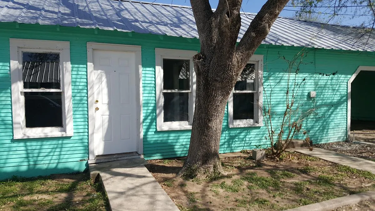 235 NW 2nd St — Photo 1