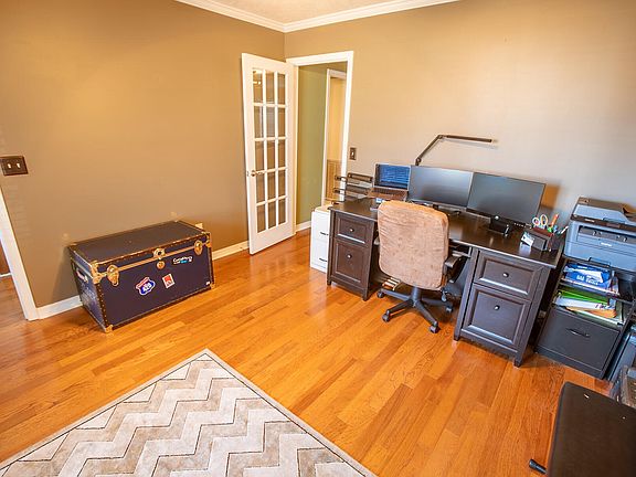 3rd image of 207 Hunnington Dr