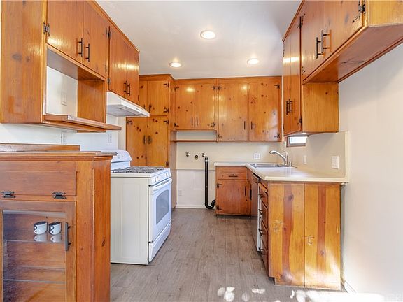 5th image of 10330 Hillview Ave
