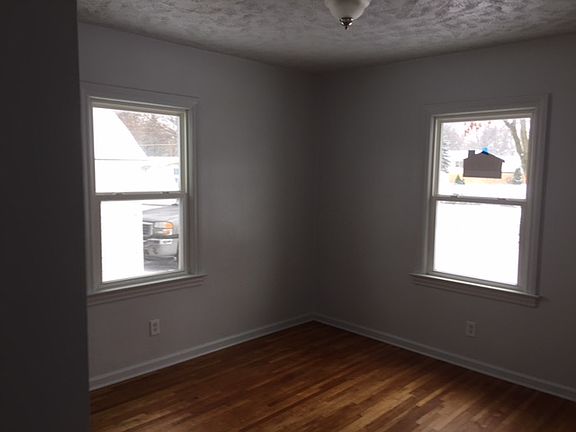 3rd image of 1265 44th St SE