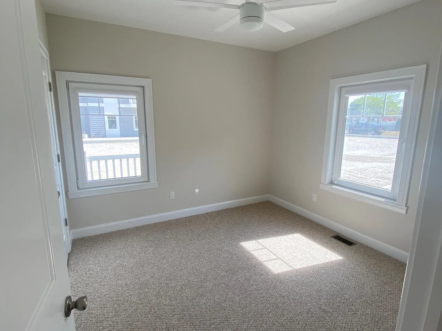 515 Jackson Ave — Photo 3