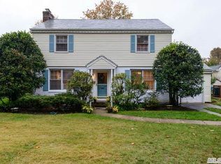 68 Transverse Rd, Garden City, NY 11530