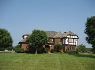 8416 Country Shire Ln, Spring Grove, IL 60081