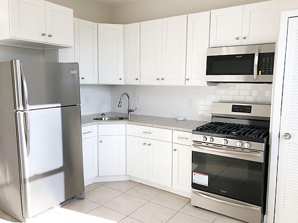 Eat-in-kitchen w/all new s/s appliances