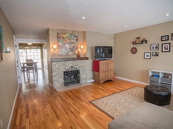 4th image of 3120 W Grace Ave