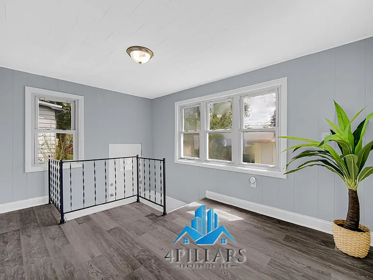 648 Stewart Ct — Photo 10