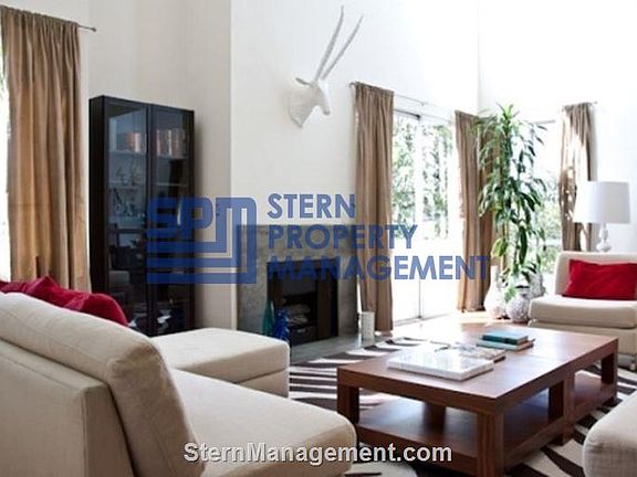 3rd image of 1136 S Clark Dr APT 4