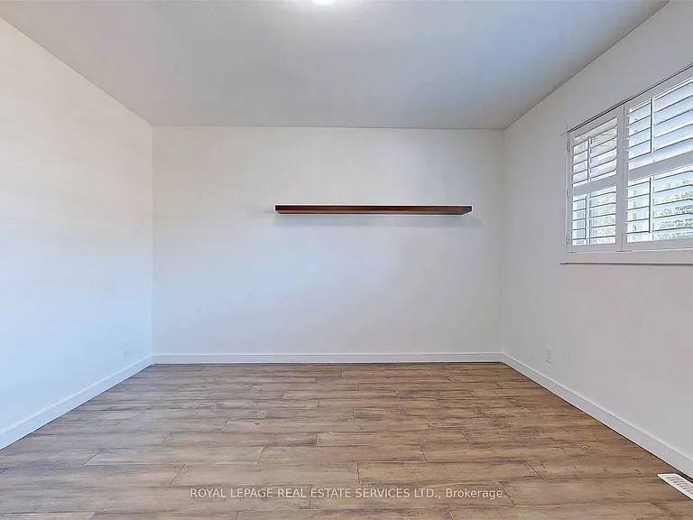 4 McMaster Ave — Photo 23