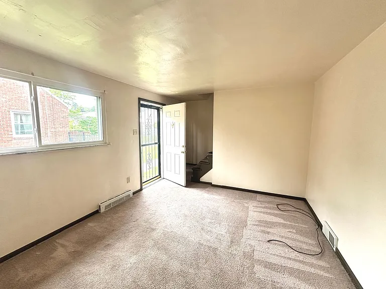 402 Brierly Ln — Photo 3