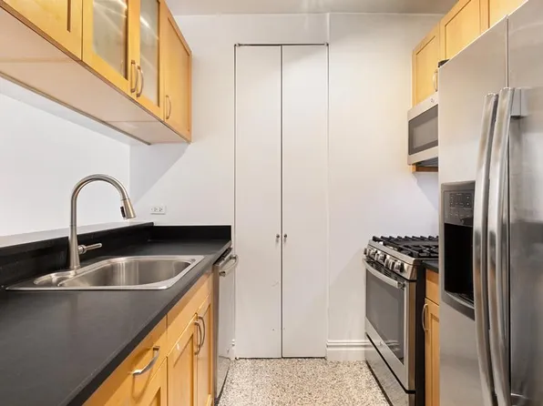 401 East 60th Street image 4 of 15