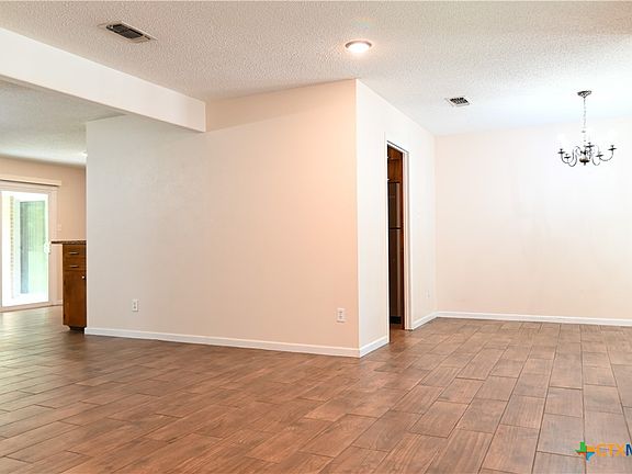 4th image of 618 Allen St