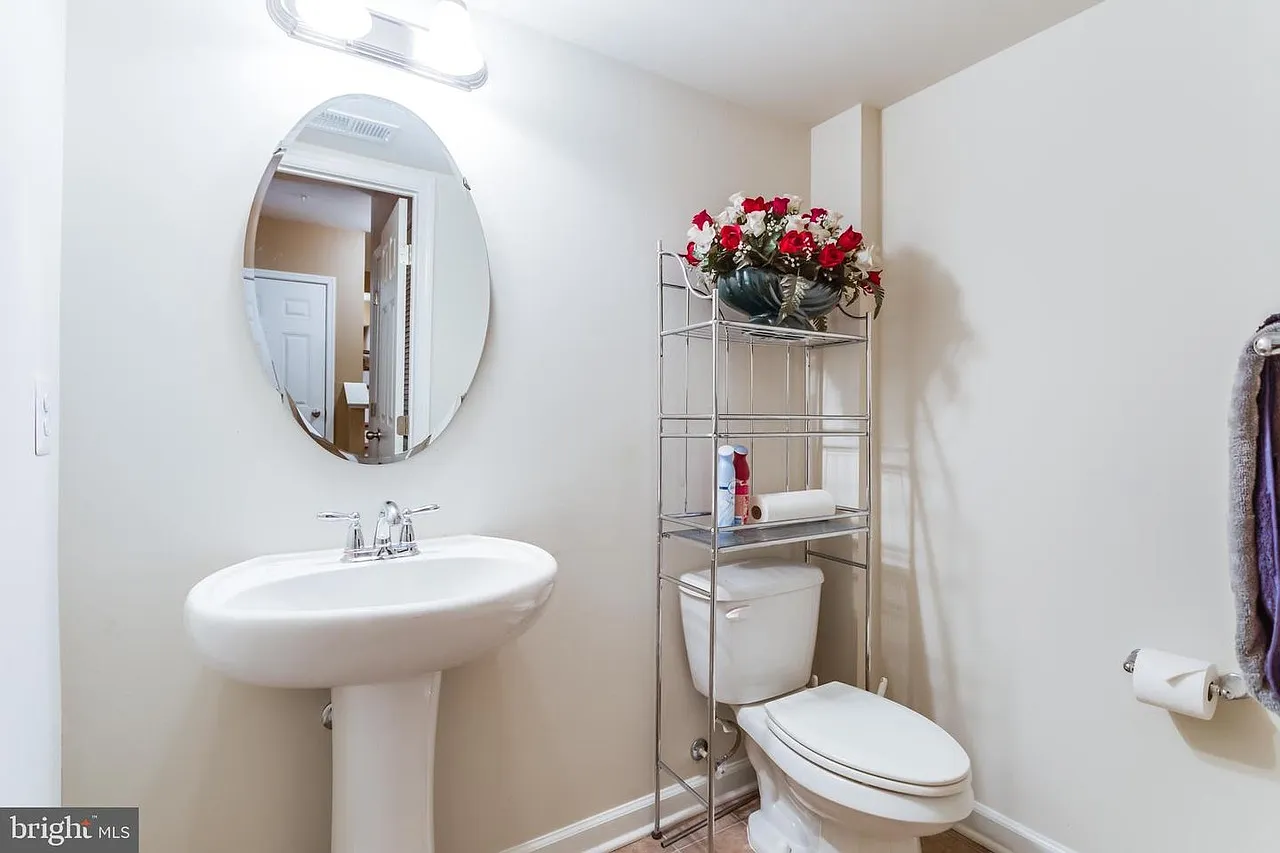 3 bed, 2256 sqft, $3,900 — Photo 3