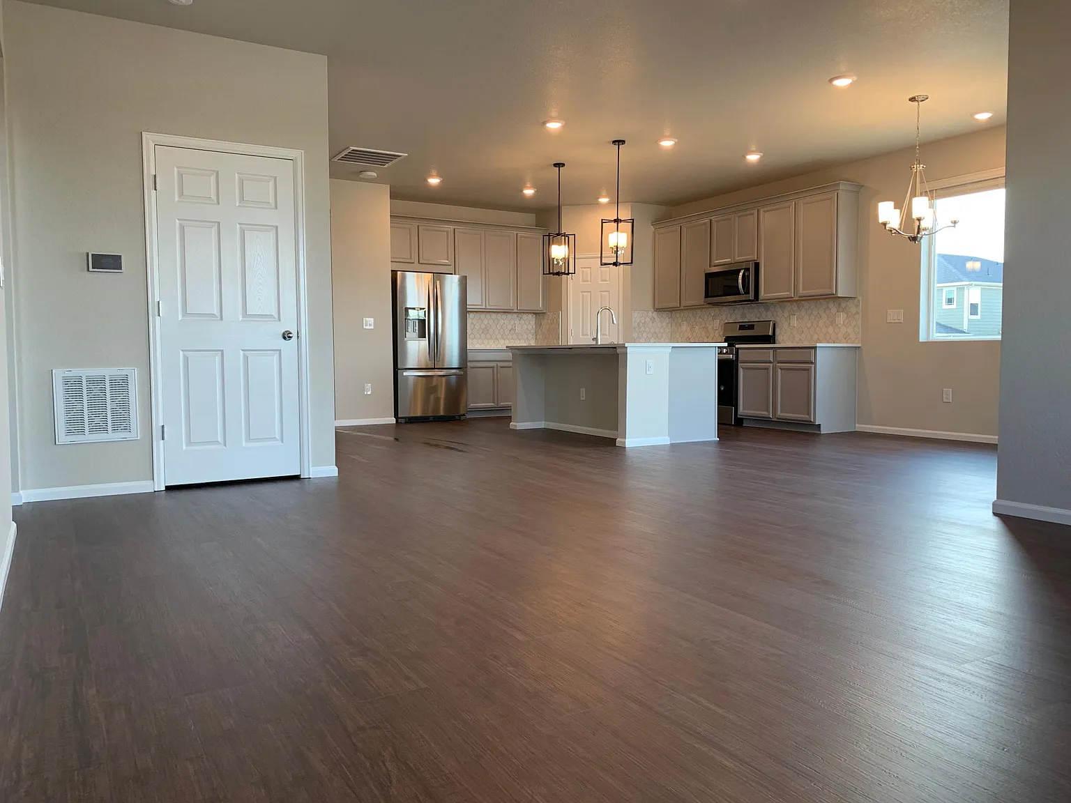 3 bed, 1839 sqft, $3,400 — Photo 2