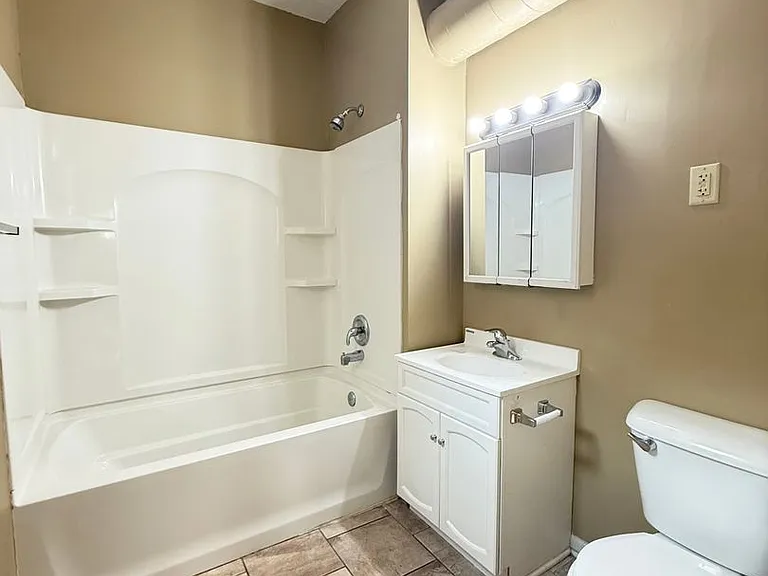 554 S 26th Ave — Photo 4