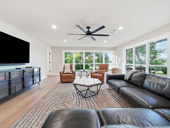 3rd image of 322 Broadview Cir