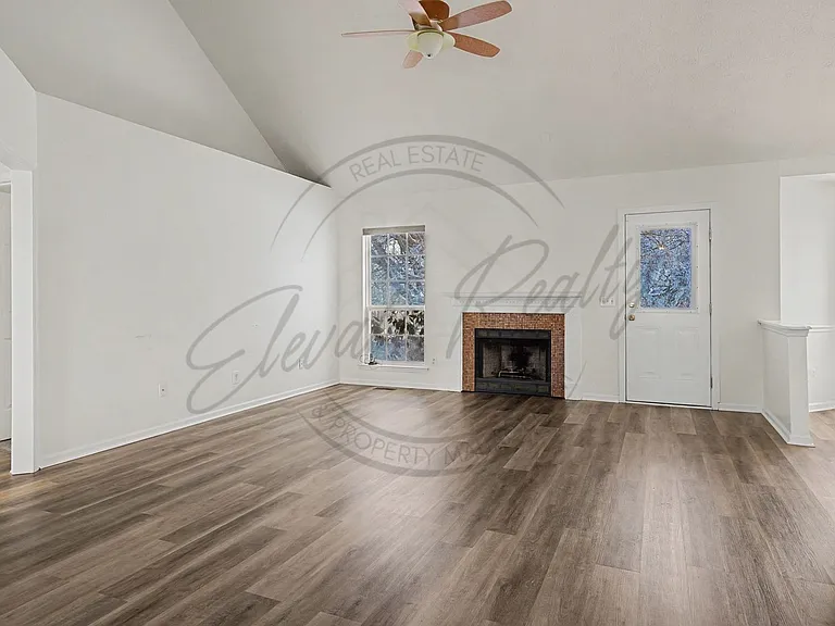 105 Edgeview Dr — Photo 4