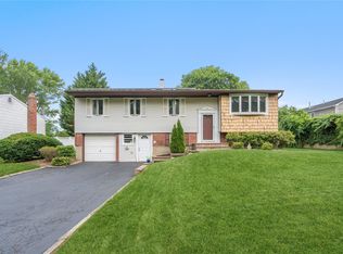 37 Parkway Dr N, Commack, NY 11725