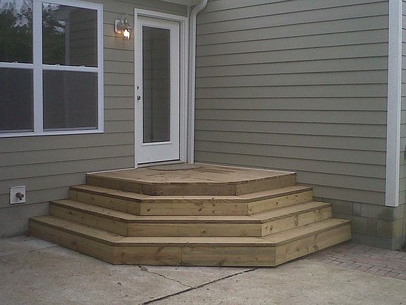 Stylish deck at rear entry