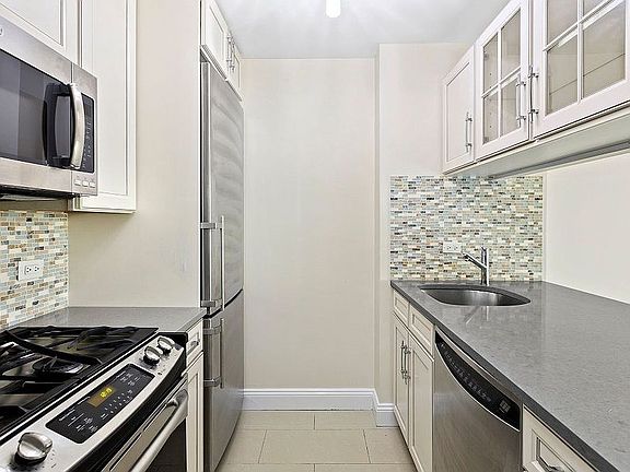 2nd image of 380 Rector Pl APT 4L