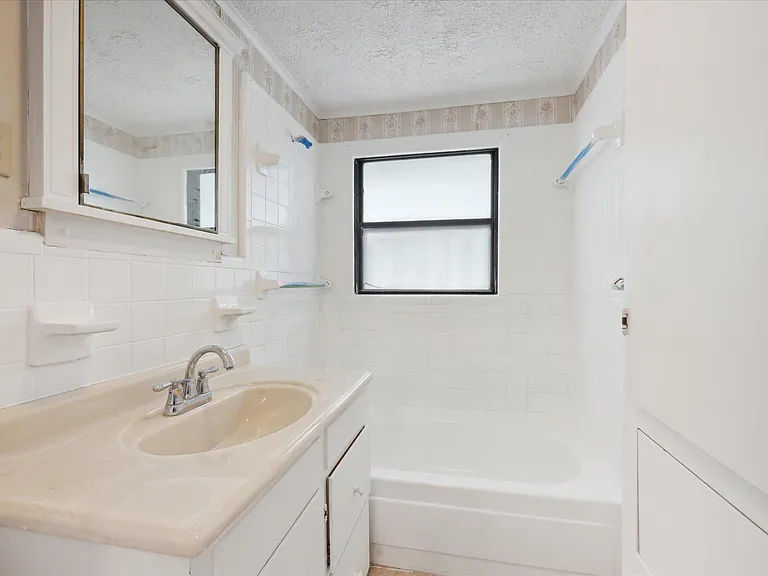 2404 E 14th St — Photo 7