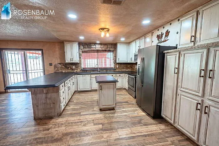 3452 N 67th Dr — Photo 3