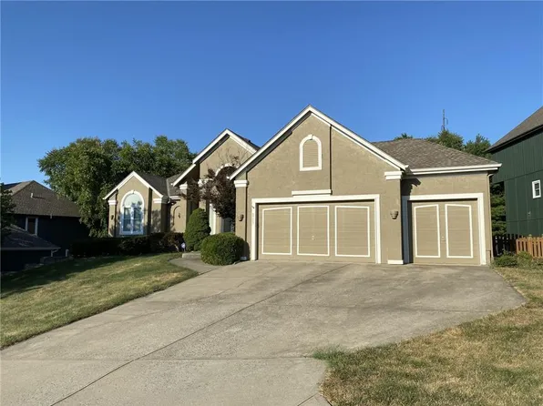 5711 NE Sapphire Pl, Lees Summit, MO 64064