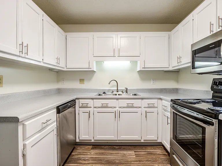 Estates at Bellwood Apartment Homes — Photo 15