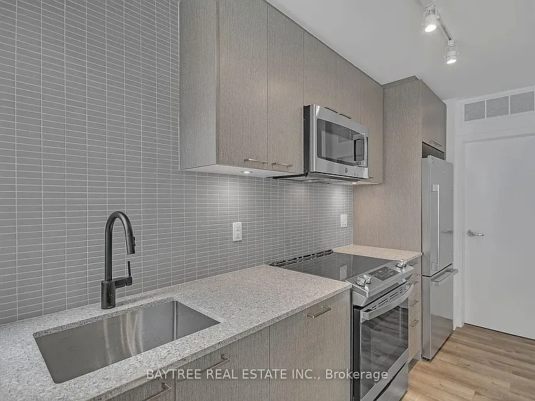 30 Ed Clark Gdns #Townhouse 4 — Photo 6