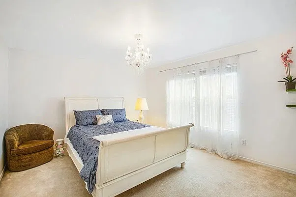 6 bed, 2.5 bath, 3930 sqft, $4,400 — Photo 1