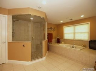 3 Courtney Ct, Huntington, NY 11743